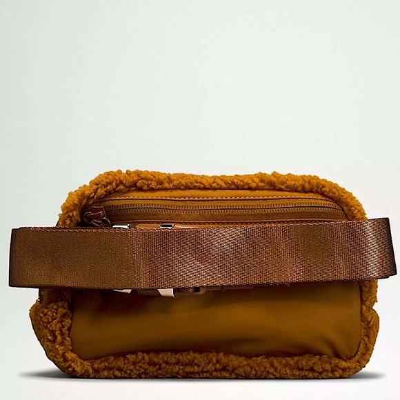 🤎NWT LULULEMON EVERYWHERE BELT BAG brown fuzzy fleece sherpa 1L - Picture 4 of 7